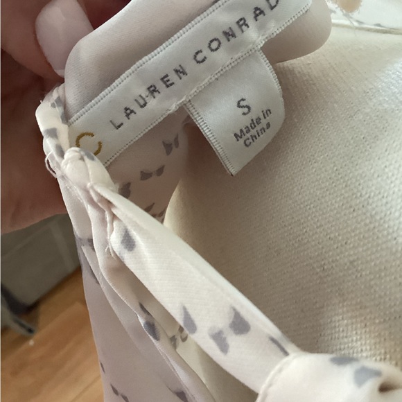 072 Lauren Conrad Flowy tie back muted bow top size S - Picture 3 of 3